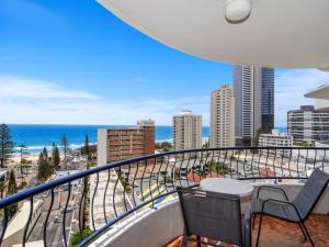 balkon z widokiem na plażę i ocean w obiekcie Monte Carlo Resort - Hosted by Coastal Letting w mieście Gold Coast