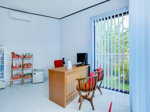 an office with a desk and a chair at Bahtera Guest House in Denpasar