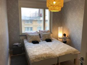 a child standing next to a bed in a bedroom at Perheasunto keskustassa in Tampere