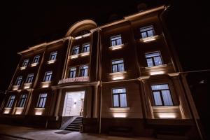 un bâtiment avec des lumières allumées la nuit dans l'établissement Art Deluxe Hotel, à Tachkent