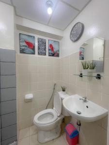 Un baño de Pearljohn's Place Tagaytay Prime Residences