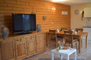 TV a/nebo společenská místnost v ubytování Gîte du cheval blanc