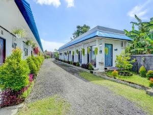 a row of houses on a gravel road at Bahtera Guest House in Denpasar