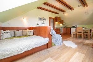 sypialnia z dużym łóżkiem i kuchnią w obiekcie Apartmán Lípa-Lipno w mieście Lipno nad Vltavou