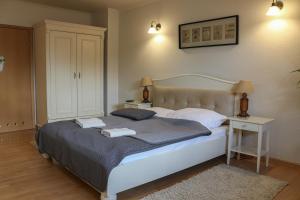 1 dormitorio con 1 cama con 2 toallas en Restauracja & Hotel Punkt Widzenia en Skórzewo