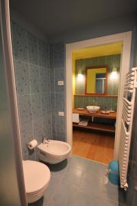a bathroom with a toilet and a sink at Agriturismo Tetto Garrone in Cuneo