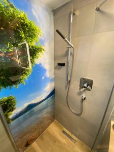 ein Bad mit einer Dusche und Meerblick in der Unterkunft Ferienwohnung mit eigenem Garten und Bergblick in Oy-Mittelberg