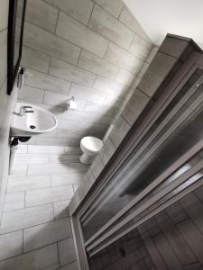 een badkamer met een wastafel en een toilet bij Up21 Guest House in Boksburg