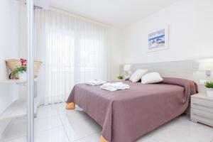 - une chambre avec un lit et 2 serviettes dans l'établissement Apart-rent Apartamento Francesc Macia 2º 2004, à Roses