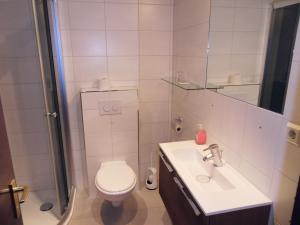 a bathroom with a toilet and a sink and a shower at Hotel Stadt Homburg in Homburg