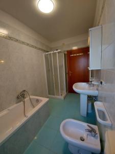 a bathroom with a sink and a toilet and a tub at un PO sul Delta in Ariano nel Polesine