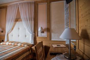 Postel nebo postele na pokoji v ubytování Hotel Cristallo