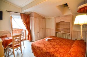 Postel nebo postele na pokoji v ubytování Hotel Cristallo