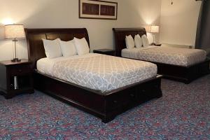Postel nebo postele na pokoji v ubytování Eagle Hotel