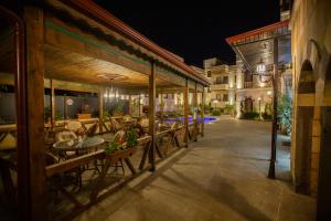 un patio al aire libre en un hotel por la noche en Göreme Reva Hotel, en Göreme