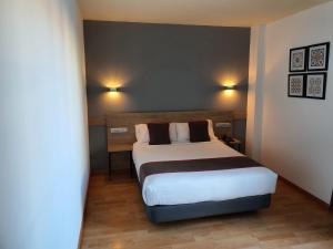 sypialnia z dużym łóżkiem w pokoju w obiekcie Hospedium Hotel Vittoria Colonna w mieście Medina de Ríoseco