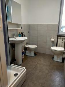 een badkamer met een wastafel, een toilet en een wastafel bij B&B Gaslini & Mare (anche con uso cucina) in Genua