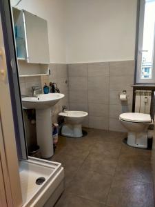 een badkamer met 2 wastafels en een toilet bij B&B Gaslini & Mare (anche con uso cucina) in Genua