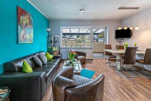 a living room with a couch and a table at Ferienhaus Ongi in Friedrichskoog-Spitz