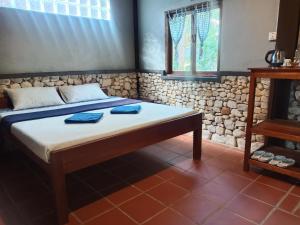 ein Bett mit zwei Handtüchern auf einem Zimmer in der Unterkunft Khmer Hands in Kep