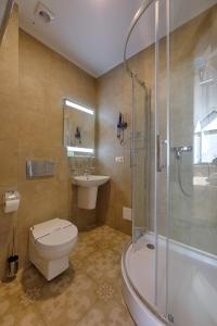 uma casa de banho com um WC, um lavatório e um chuveiro em Hotel Riders Equides club em Lesniki