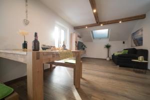 a living room with a wooden table and a couch at Ferienwohnung Jubiläumsgrat in Grainau