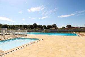 une piscine avec une clôture et un ciel bleu dans l'établissement Charming 2-Bed House in Les Forges with pool, à Les Forges