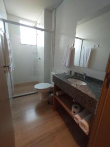 W łazience znajduje się umywalka, toaleta i prysznic. w obiekcie Rambo Hotel w mieście Alegrete