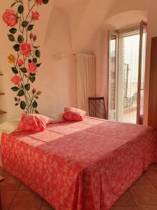 una camera con un letto con copriletto rosso di Residence Celeste a Mezzegra