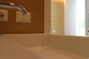 um lavatório de casa de banho com uma torneira ao lado de uma janela em Il Cavaliere Bed and Breakfast em Caserta