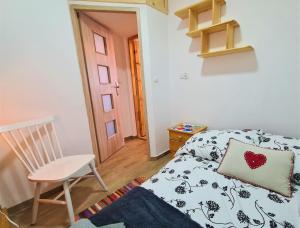 Giường trong phòng chung tại Apartament z kominkiem i wanną
