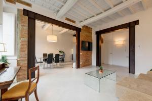 ein offenes Wohnzimmer mit Ziegelwand in der Unterkunft Mamo Florence - Brancacci Suite in Florenz