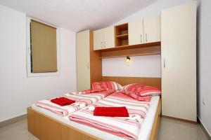 Ένα ή περισσότερα κρεβάτια σε δωμάτιο στο Apartment in Vir with sea view, balcony, air conditioning, Wi-Fi (4595-4)