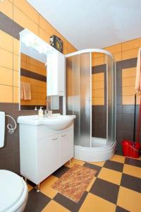 Ένα μπάνιο στο Apartment in Vir with sea view, balcony, air conditioning, Wi-Fi (4595-4)
