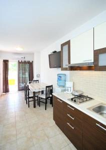 Kuchyň nebo kuchyňský kout v ubytování Apartment in Vir with balcony, air conditioning, Wi-Fi (4595-1)