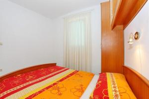 Postel nebo postele na pokoji v ubytování Apartment in Vir with balcony, air conditioning, Wi-Fi (4595-1)