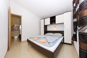 - une petite chambre avec un lit dans l'établissement Apartment in Vir with sea view, terrace, air conditioning, Wi-Fi (4595-5), à Vir