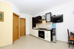 Η κουζίνα ή μικρή κουζίνα στο Apartment in Vir with Balcony, Air conditioning, Wi-Fi (4595-2) +33 φωτογραφίες