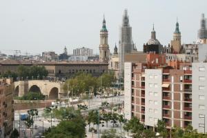 uma vista para uma cidade com edifícios e uma rua em Hostal Puente de Piedra em Zaragoza