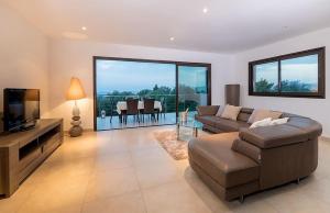 A seating area at VILLA TORRACCIA 4 Étoiles