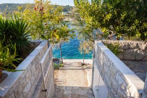 een trap met uitzicht op een waterlichaam bij Apartments Bose Kanica on the sea in Sevid