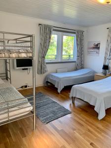 Tempat tidur dalam kamar di Stenungsögården