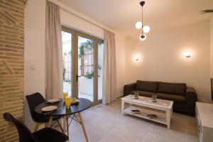 sala de estar con sofá y mesa en Lodge Apartments, en Zakynthos