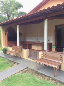 twee banken op een patio voor een huis bij chácara legal in Socorro