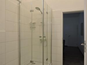 una ducha con puerta de cristal en un baño en Monteurhaus Scheidter 40, en Saarbrücken 8 fotos más