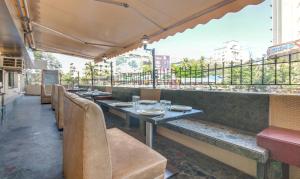 une rangée de tables et de chaises dans un restaurant dans l'établissement Itsy By Treebo - Cruz Royale Santacruz West, à Mumbai