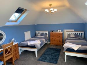 Un pat sau paturi într-o cameră la TRETHEWEY GUEST HOUSE