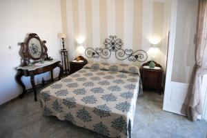 1 dormitorio con cama, mesa y espejo en Bed & Breakfast Elisabeth, en Tropea