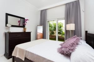Łóżko lub łóżka w pokoju w obiekcie Maravillosa Villa de Lujo con Piscina Privada