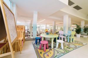 Cette chambre est dotée de tables colorées et de tabourets sur un tapis. dans l'établissement Paviljoni Slaven, à Selce
